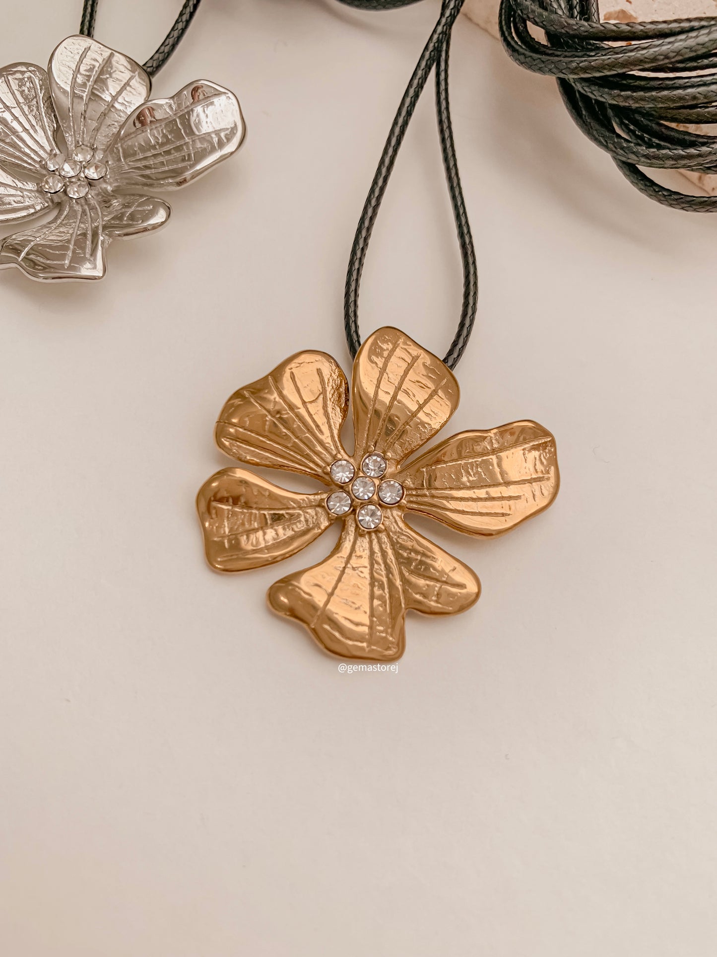 Rosy Choker