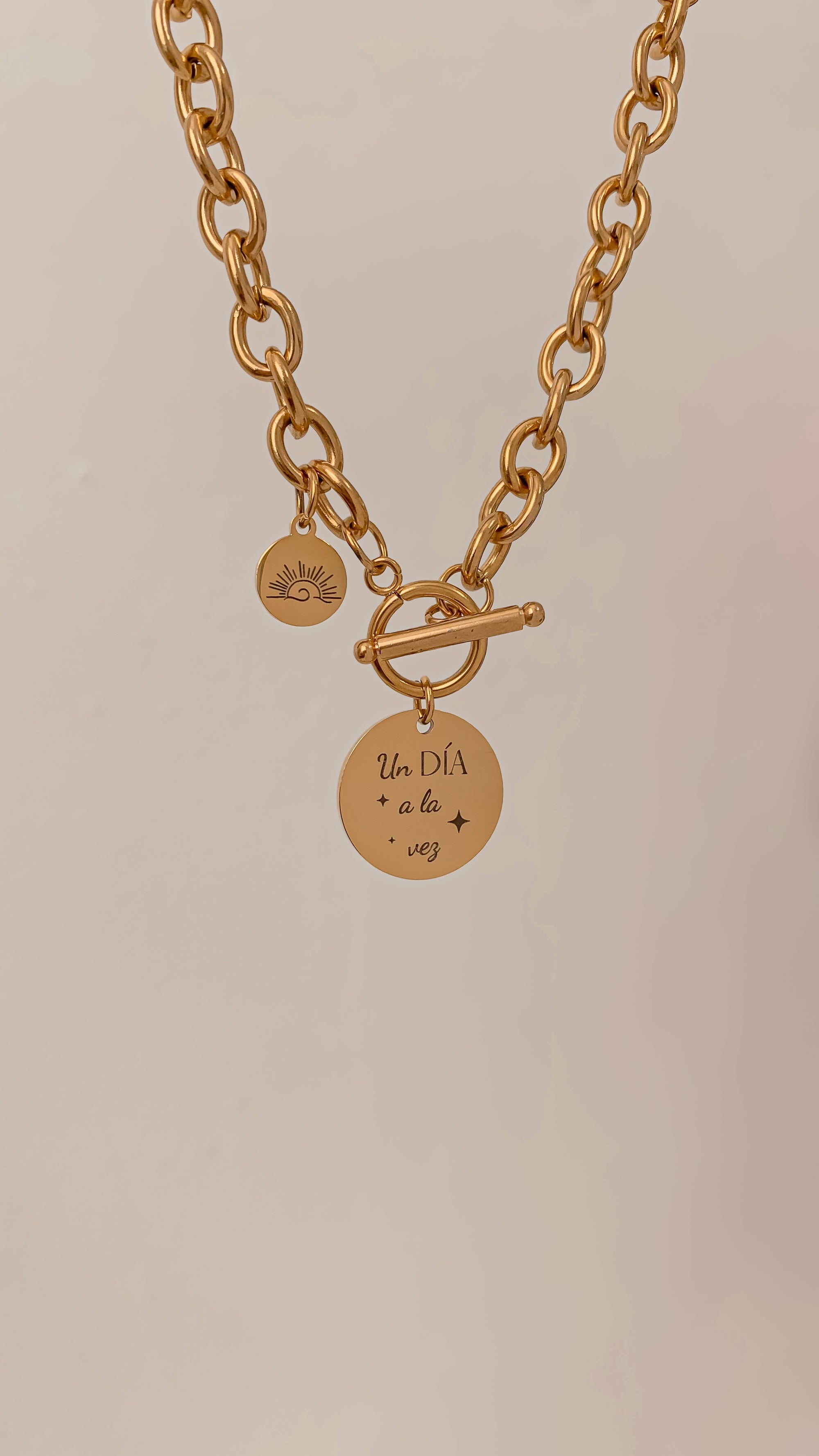 Un día a la vez Necklace
