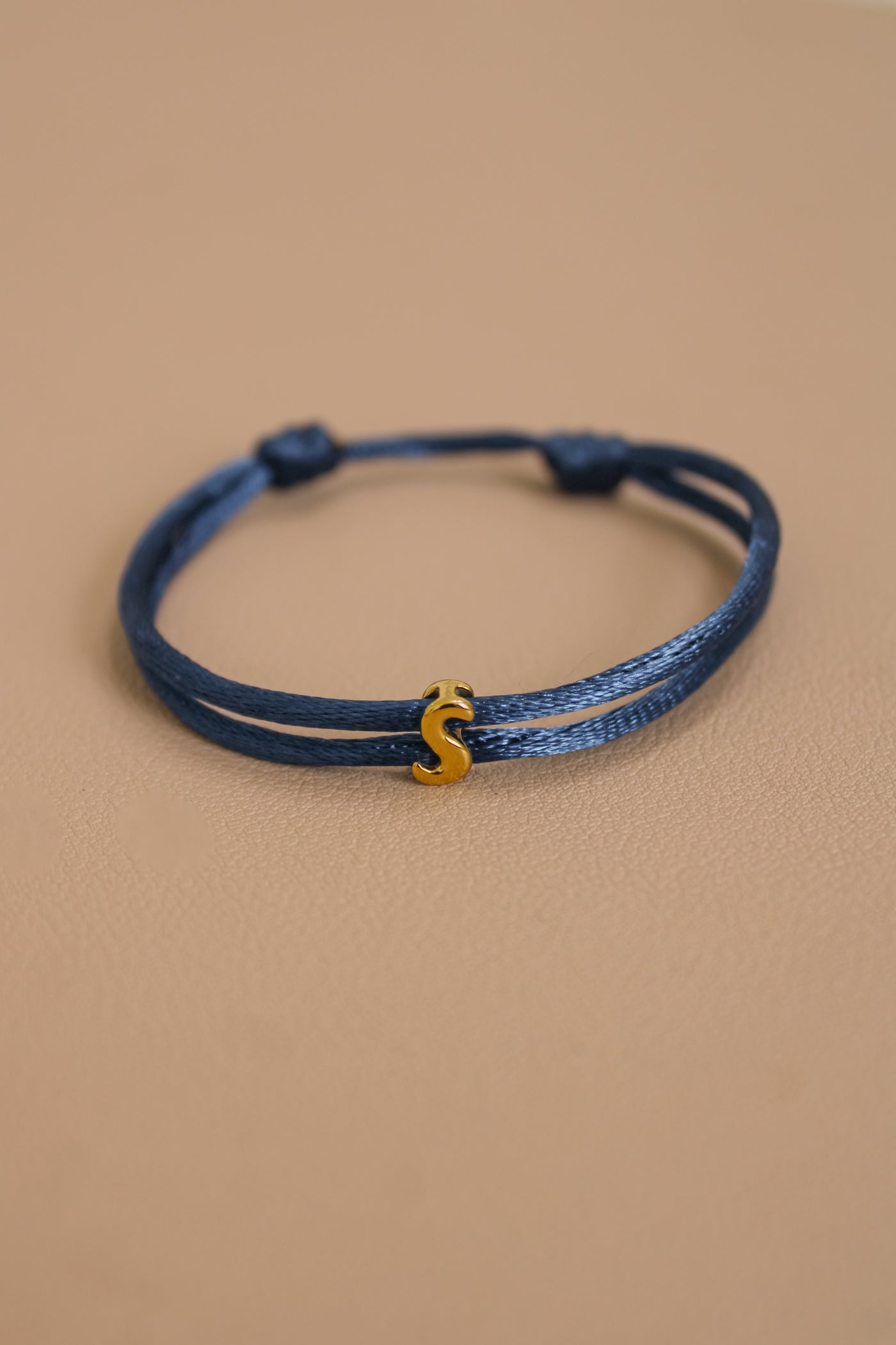 Pulsera de hilo con Inicial