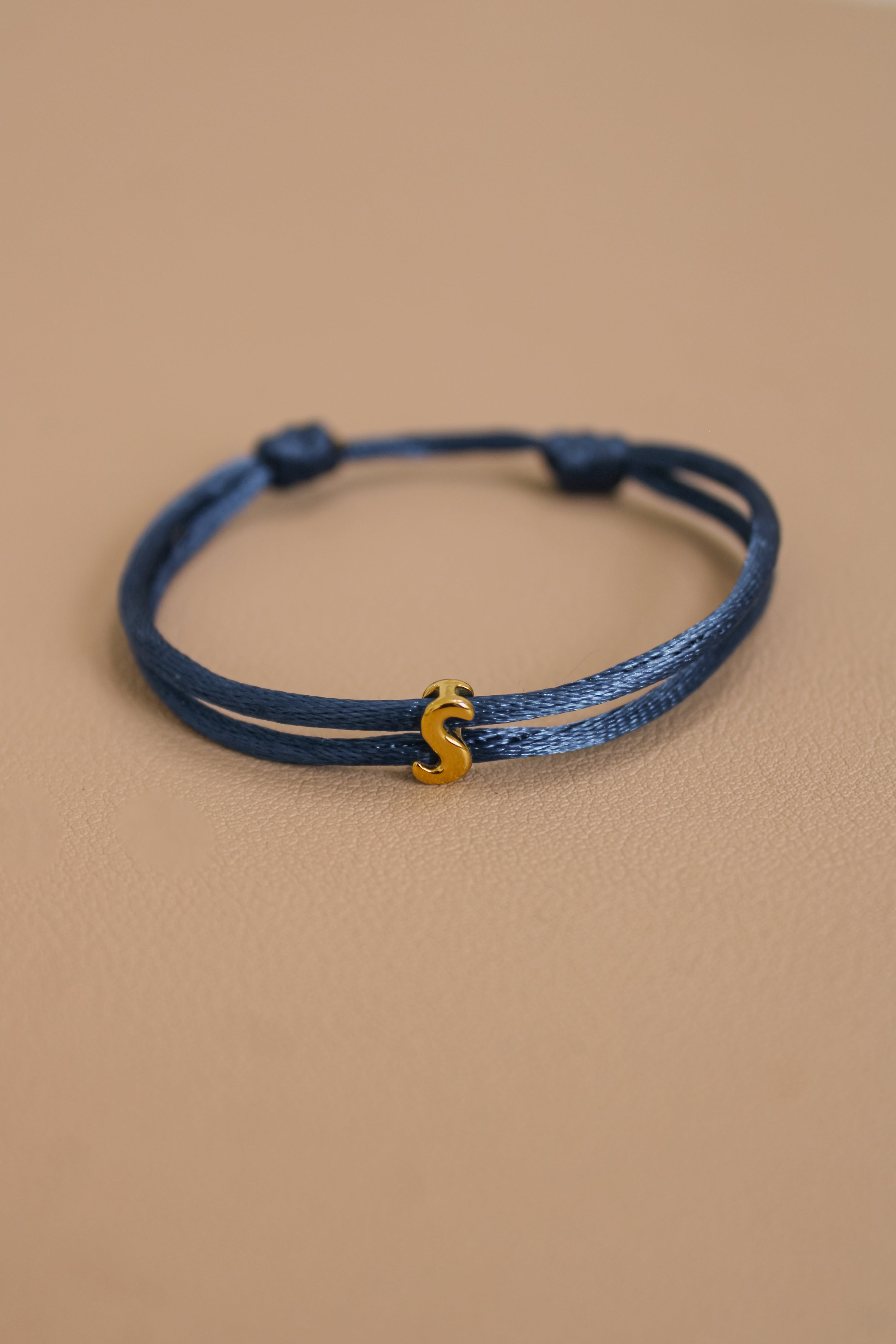 Pulsera de hilo con Inicial