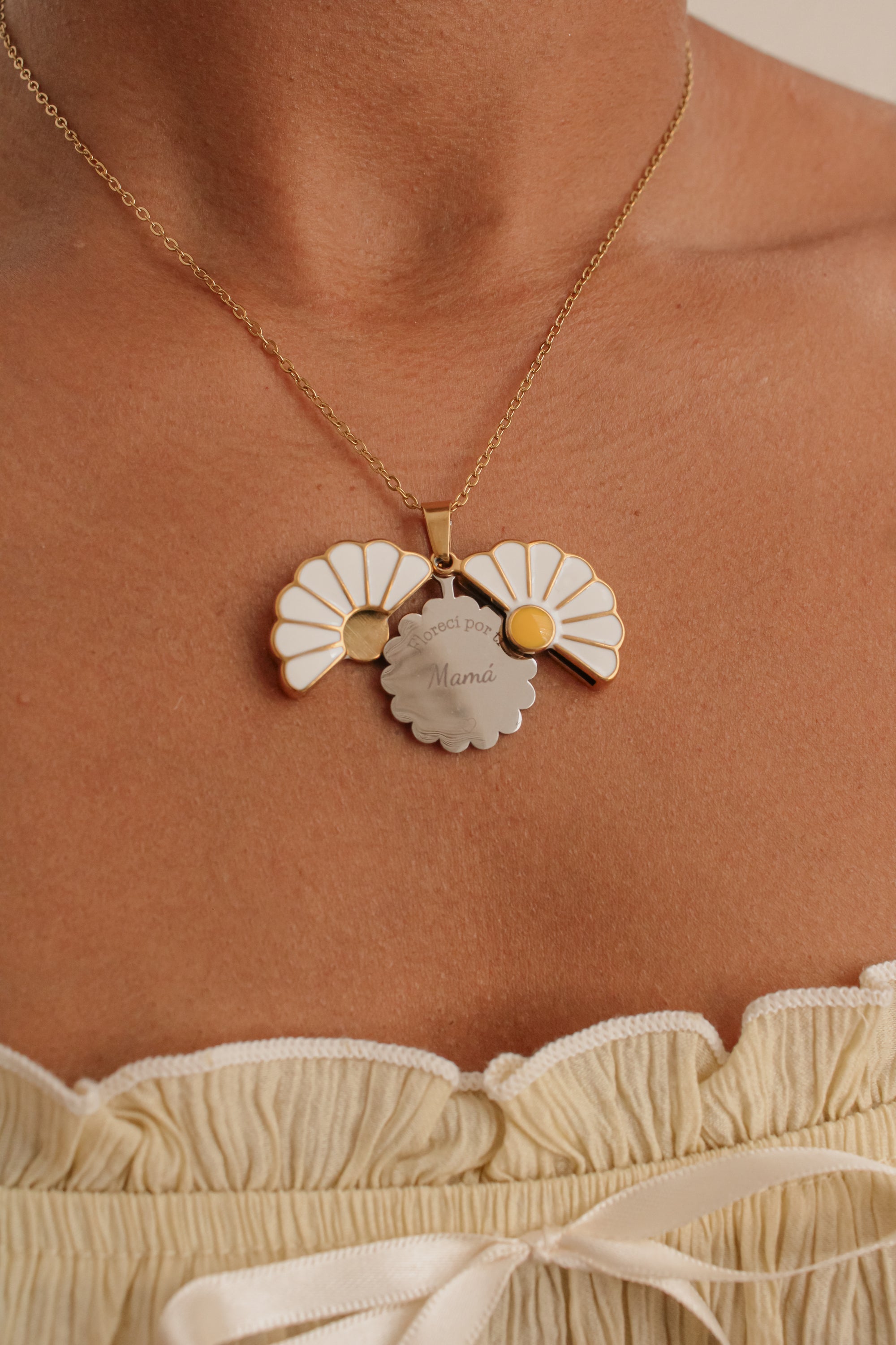 Flower Chain Engraved