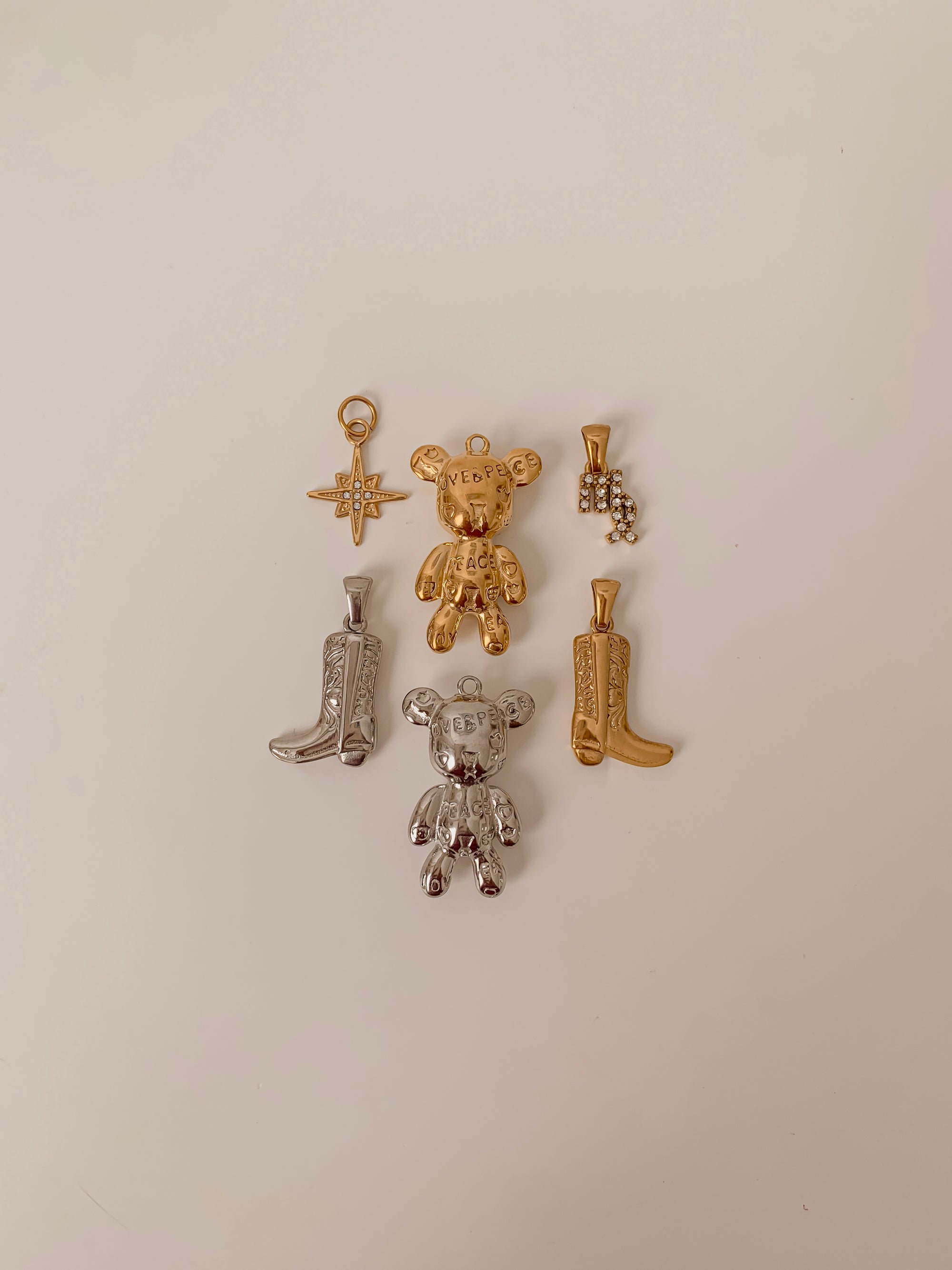 Teddy, Botas Charms