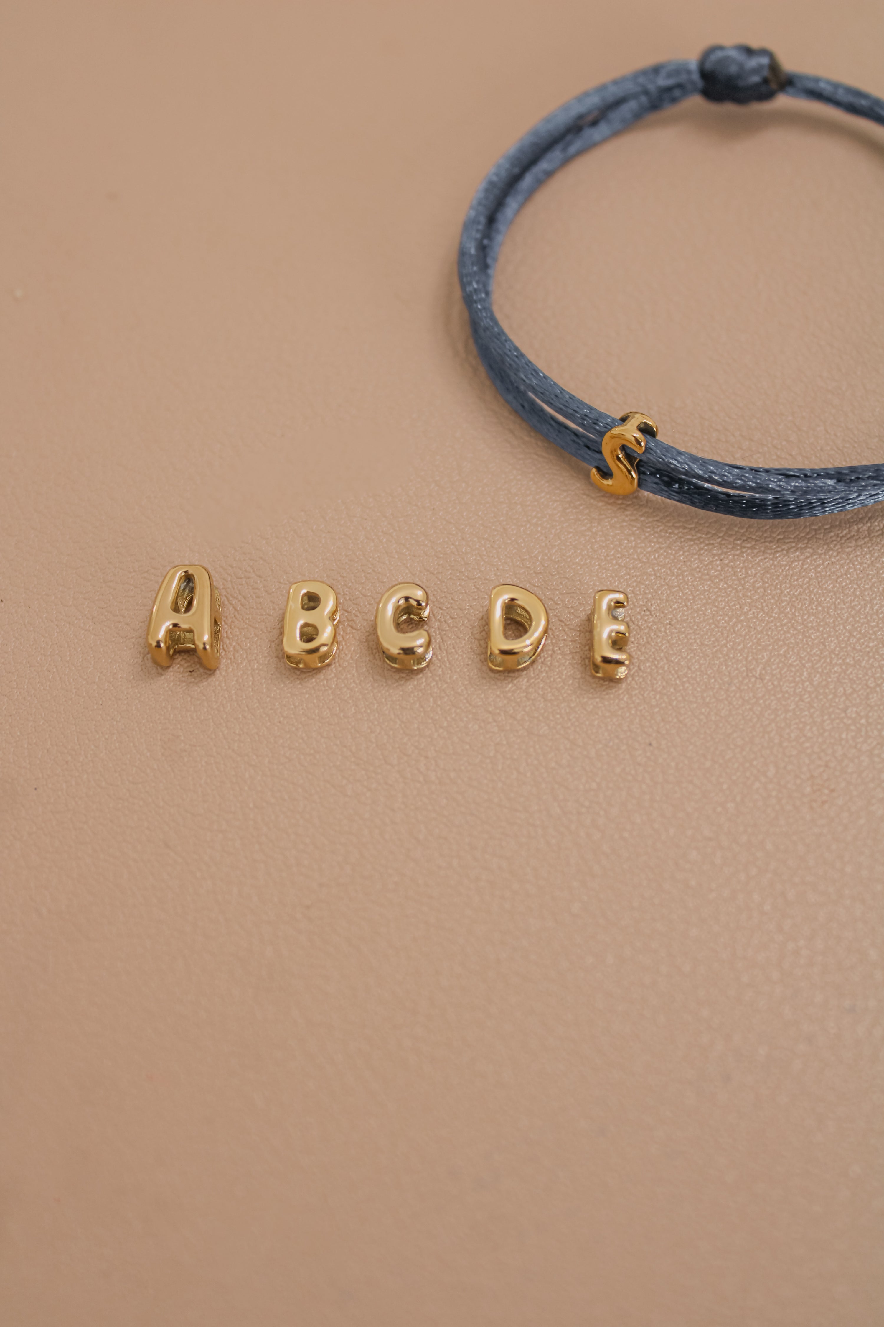 Pulsera de hilo con Inicial