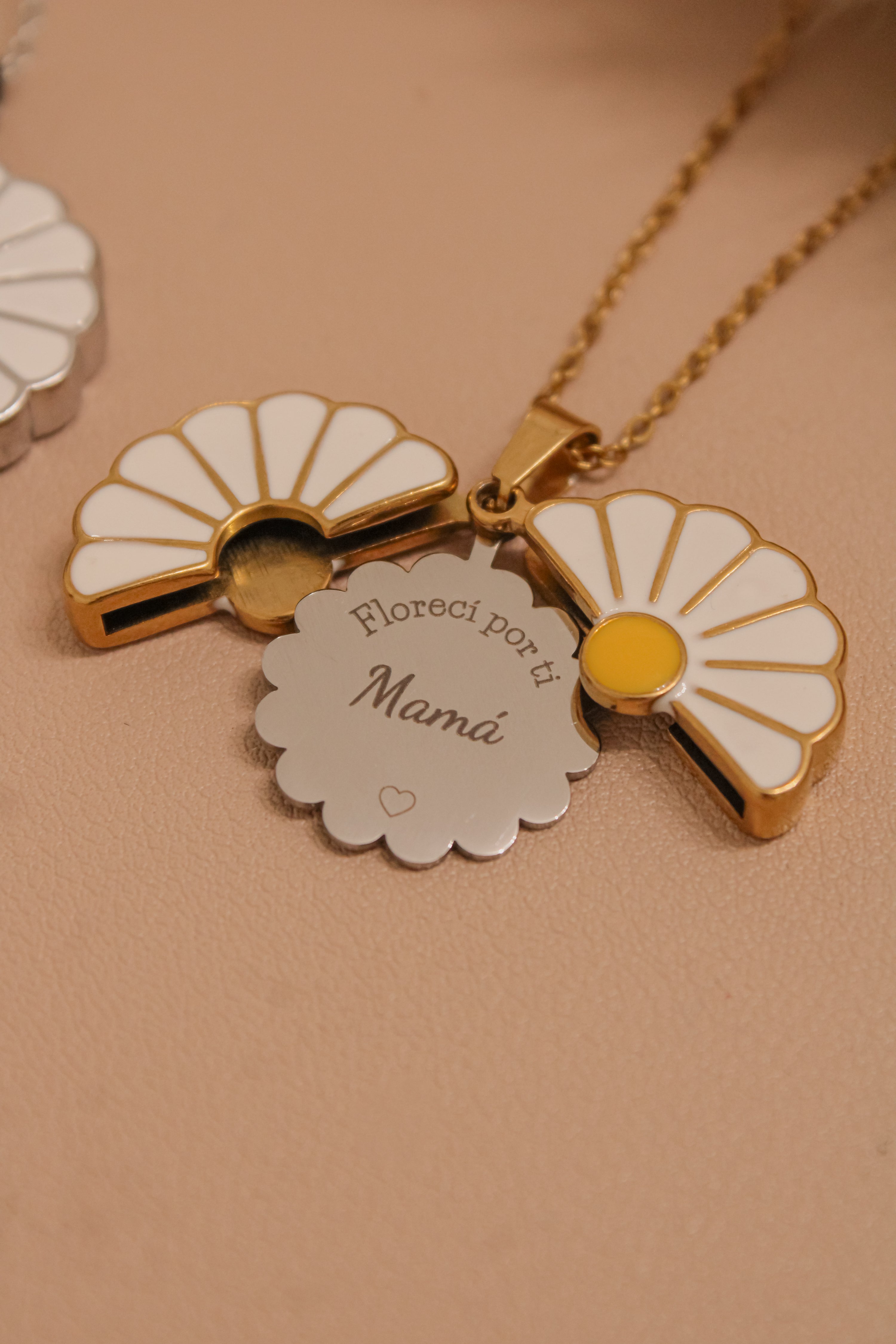 Flower Chain Engraved